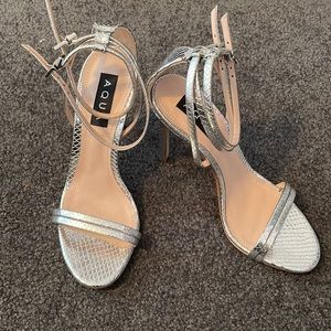 Aqua Silvana silver python embossed heels size 6